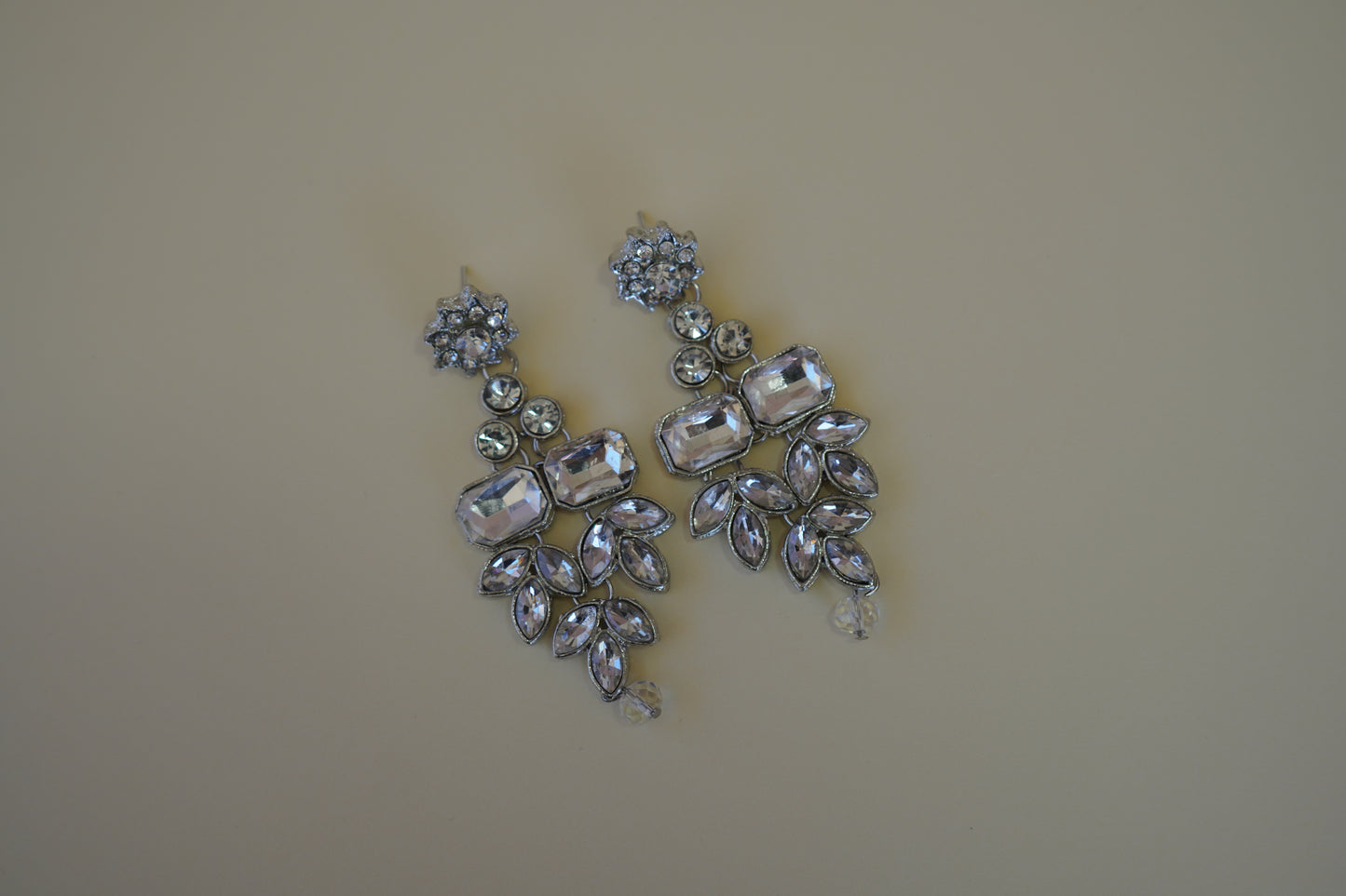 Crystal Elegance: Stunning Necklace and Earring Set