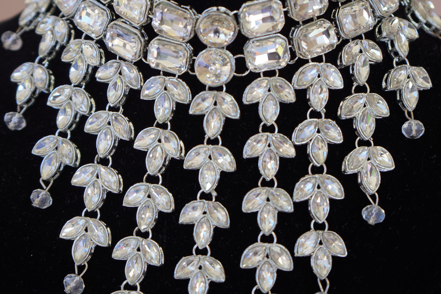 Crystal Elegance: Stunning Necklace and Earring Set