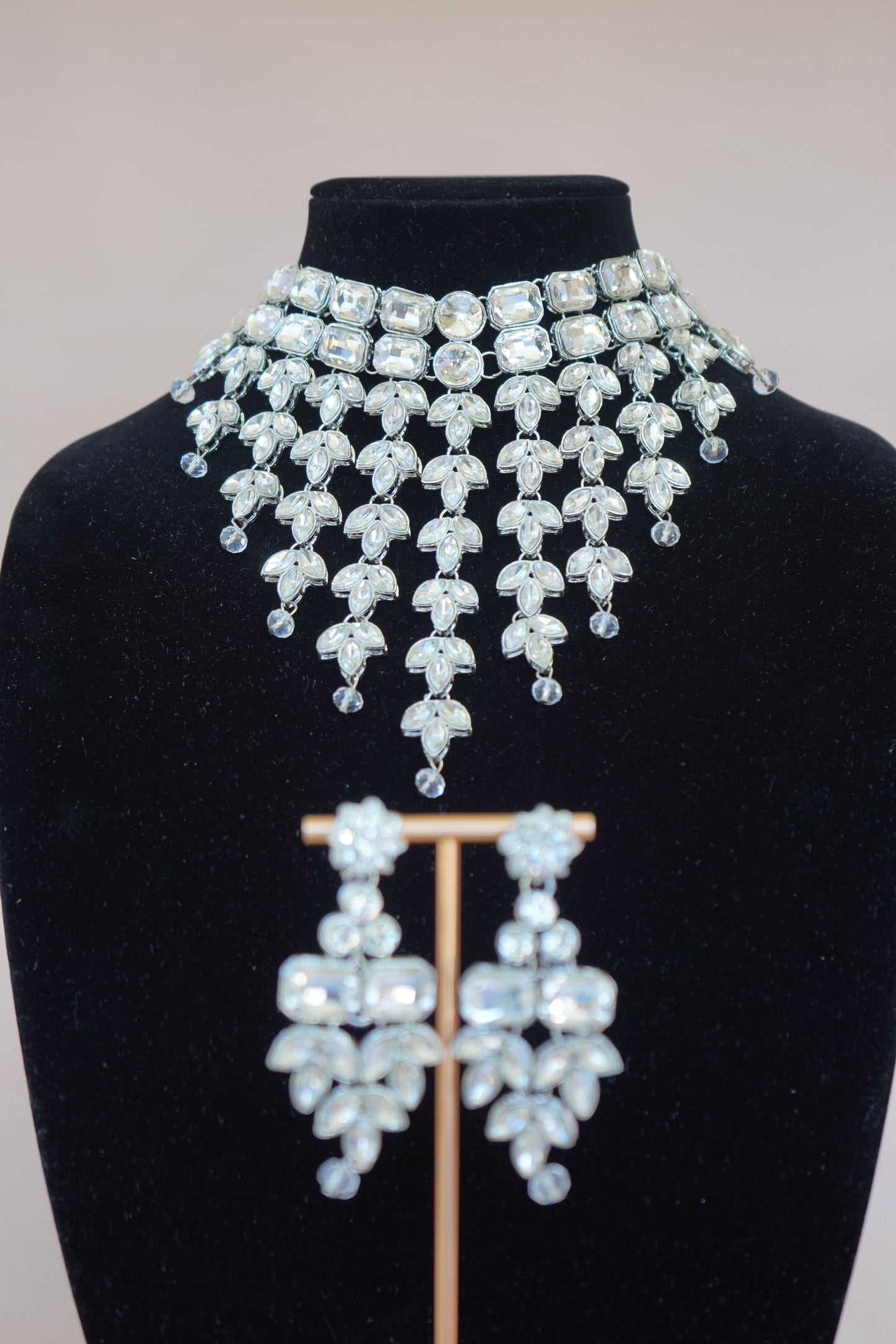Crystal Elegance: Stunning Necklace and Earring Set