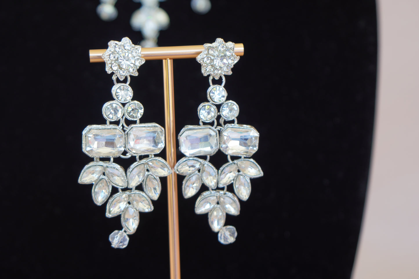 Crystal Elegance: Stunning Necklace and Earring Set